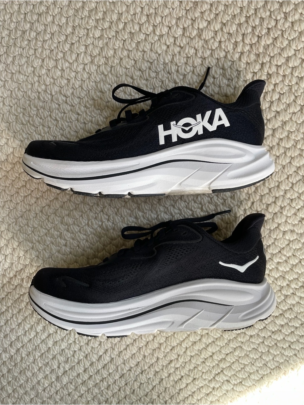Hoka Clifton 10 Black and White Athletic Running Shoes - size 7 2E - Picture 5 of 9